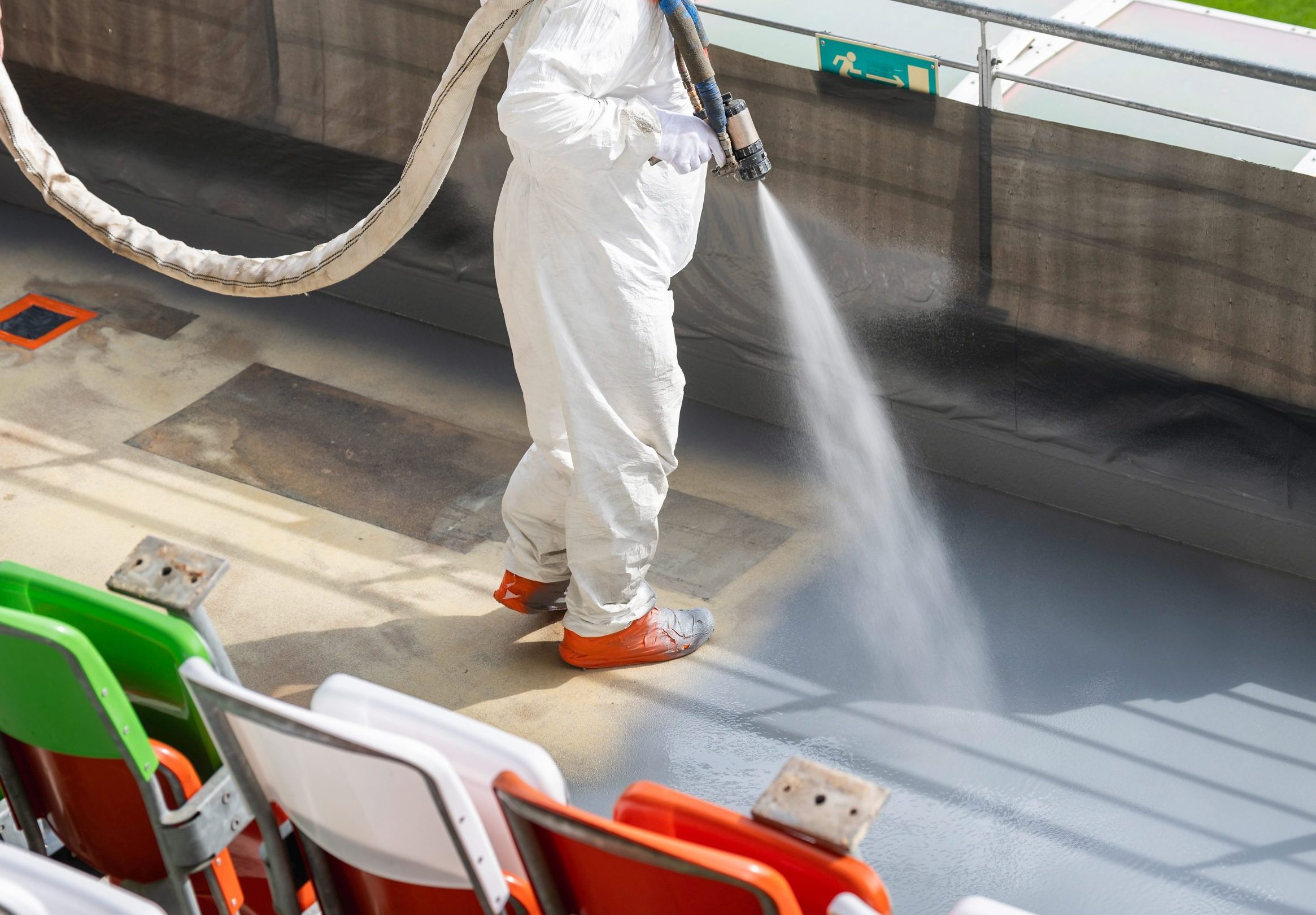 Applicator applying polyurea